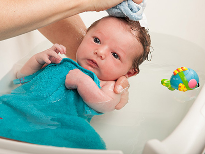 correct-posture-baby-bathing-for-infant